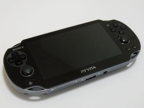 　続いて本体の特徴を見ていこう。こちらはPS Vitaの前面。PSPでは4.3インチのTFT液晶を搭載していたが、PS Vitaでは5インチの有機ELディスプレイを搭載しており、かなり広く感じる。タッチスクリーンでは、「触る」「なぞる」「はじく」といったタッチ操作ができる。