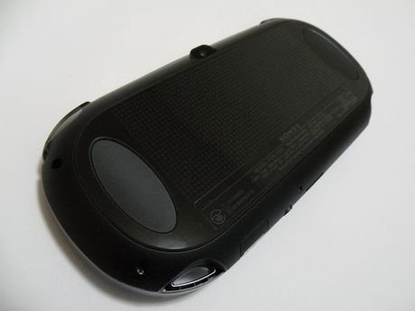 　PS Vitaの背面にはタッチパッドとカメラを搭載している。