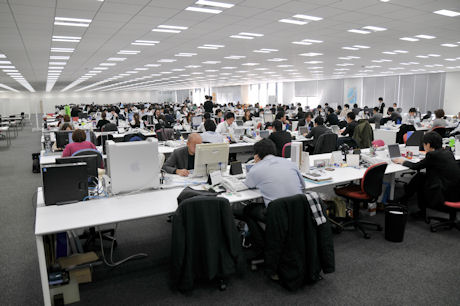 　こちらがセプテーニのオフィス全景。約250人のすべての部門の社員と役員が、同じフロアに集まっている。手前が営業部門で、奥の方がスタッフ部門。