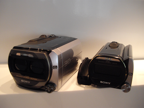 　3DモデルのHDR-TD20V（右）は、現行モデル「HDR-TD10」（左）に比べ約34％の小型化を実現。重量もTD10の630gから460gへと軽量化した。