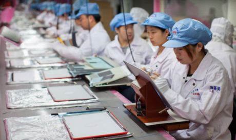 上海にあるAppleのサプライヤーの施設で、「MacBook Pro」のディスプレイエンクロージャの組み立てと品質管理チェックを行う作業員。