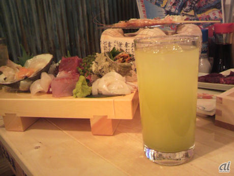 　こちらは東京・新宿の「日本鮮魚甲殻類同好会」で飲むことができる「ユーグレナハイ」599円。

　同店では、全国の漁場から直送された魚介類と一緒に、このお酒を楽しむことができる。もちろん未成年は飲むことができない。