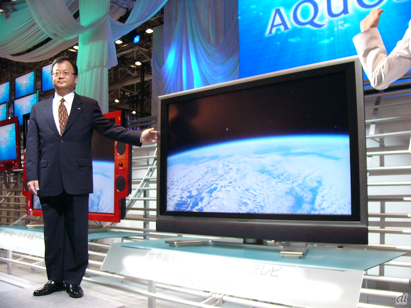AVシステム事業本部長時代の2004年10月のCEATECでは、当時世界最大となる65型液晶テレビを自ら発表した