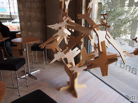 　カフェに飾られているオブジェは、FabCafeを手がけるロフトワークの岩岡孝太郎氏の作品。平面の木片を組み合わせることで、立体物を作るということがコンセプトだそうだ。