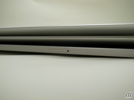 初代のiPadは左側面の下側にSIMスロットがある。iPad 2以降は左側面の上のほうにある。
