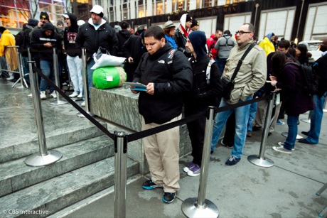 　ニューヨーク市5番街の店舗で、iPadを使いながら新しいiPadの発売を待つ男性。