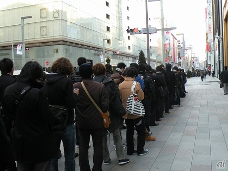 　東京の銀座でも朝8時には450人の行列ができていた。