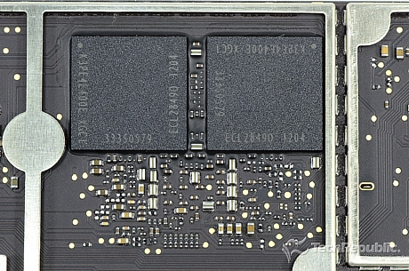 　1Gバイトのエルピーダメモリ製DRAM（512Mバイトチップ×2）。