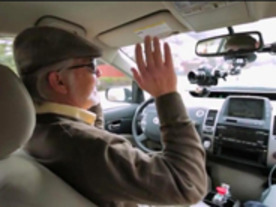 グーグルの自動運転車、視覚障害を持つ男性を乗せて買い物へ