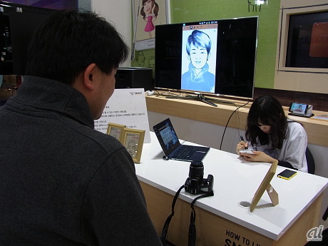 日本でも150カ所以上で行われる体験イベント「GALAXY Note Studio」は韓国でも行われている。似顔絵を描いてもらうことができ、出来上がった絵はプリントアウトしたりデータをメールで送付してもらえる。