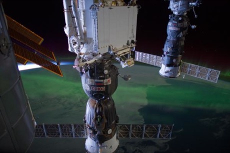 　国際宇宙ステーション（ISS）から撮影された写真が100万枚に達した。その記念すべき写真を撮影したのはDon Pettit宇宙飛行士だ。

　この画像は、タスマン海南東の上空240マイル（約386.2km）から撮影された。Pettit宇宙飛行士は、この写真を自身のTwitterアカウントに投稿したが、同宇宙飛行士は、これ以外にも国際宇宙ステーションから自分が撮影した写真を同アカウントに投稿している。ここでは、その一部を紹介する。