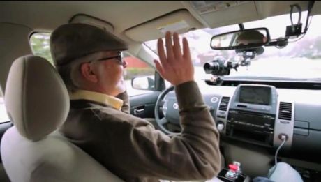 最初のユーザーであるSteven Mahanさんを乗せて走るGoogleの自動運転車