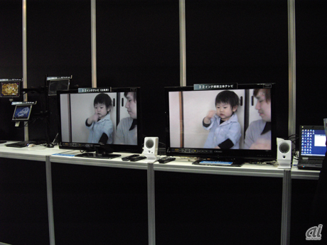　裸眼3Dモデルを数多く手がけるニューサイトジャパンブースに展示されていた32インチの裸眼3Dテレビ。2Dを3D映像にリアルタイム変換するチップを搭載する。2012年に中国向けに販売開始するとのこと。中国では200万台の売上を目指す。