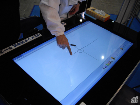 　タッチパネル研究所ブースに展示されていた42インチのテーブル型PC「iSurface」。マルチタッチに対応し、レスポンスも早い。