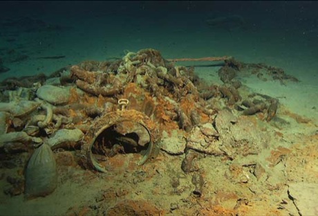 　この沈没船の調査が合計で何回行われたかは不明だが、長年の間に科学者や映画製作者、沈没船引き上げ業者がこの場所を訪れて、砂袋や合繊ロープ、錨鎖など、新たなごみを残していった。