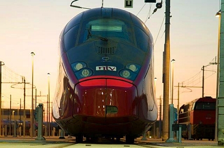 　イタリアの高速列車「Italo」は、現地時間4月28日に開業し、ミラノ、ローマ、ナポリ間を結ぶ。Italoは、ヨーロッパで最も先進的な列車であると言われている。Italoの真っ赤な車体は、「Ferrari」と同じ色である。Ferrariの会長を務めるLuca di Montezemolo氏が、Italoを運行する鉄道事業者Nuovo Trasporto Viaggiatori（NTV）を率いている。
