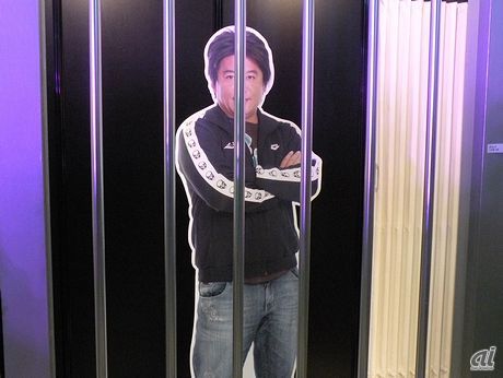 　現在服役中の堀江貴文氏のブース「ほりえもん」では、堀江氏の等身大パネルを展示。来場者は堀江氏のパネルと共に檻の中で記念撮影できる。
