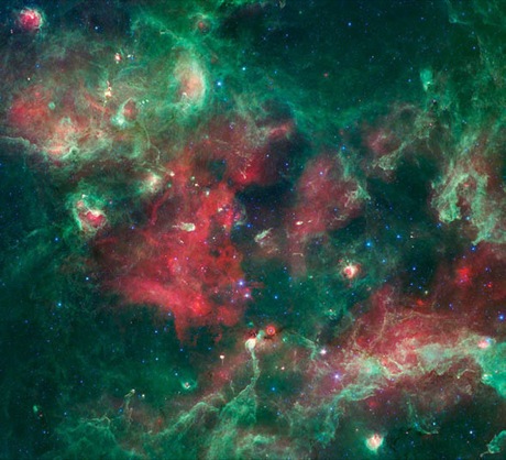 　この「はくちょう座X」領域の赤外線画像では、ガスとちりの激しい泡によって、星の死と誕生の両方が引き起こされている様子が分かる。最も明るい、黄色がかった白色の領域は、星形成が起こっている高温の部分であり、中波長の緑色の光は、ちりが集まる巻きひげのような形の領域を示している。さらに長波長の赤い領域には、別の種類の低温のちりの存在を示している。