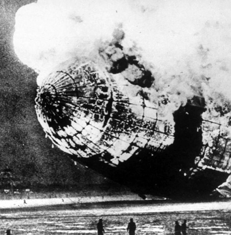　酸素と水素の混合による炎があまりにも激しかったため、アメリカンフットボールの競技場3個分に近いサイズの飛行船が1分足らずで破壊されてしまったが、意外なことに、外装の一部は全く燃えなかった。