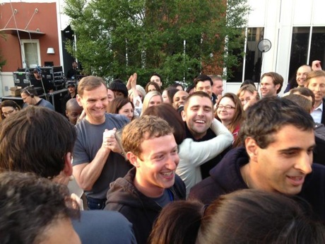 
　Facebookは米国時間5月18日、株式公開をした。ここでは、17日夜から18日朝にかけて、同社最高経営責任者（CEO）Mark Zuckerberg氏のFacebook Timelineに投稿された写真の一部を紹介する。

　カリフォルニア州メンロパークの本社からNASDAQのオープニングベルを鳴らした後のZuckerberg氏。その後ろで抱擁を交わすのは、最高執行責任者（COO）のSheryl Sandberg氏とバイスプレジデントのChris Cox氏。