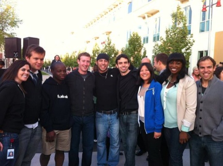 　Zuckerberg氏（中央）と一緒に記念写真に収まるFacebookのメンバー。