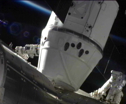 　米国時間5月22日にフロリダ州ケープカナベラルから打ち上げられたSpace Exploration Technologies（SpaceX）の宇宙船「Dragon」は、国際宇宙ステーション（ISS）を目指す歴史的ミッションで軌道に到達し、民間機として初めてISSとのドッキングを果たした。

　この写真では、5月25日の時点でISSに係留しているDragonのカプセルが確認できる。
