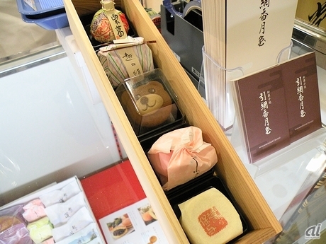 　越中富山の銘菓を作る引綱香月堂。蜜煮した梅を求肥（ぎゅうひ）で包んだ「万葉の梅園」が有名な同店だが、物産展ではコロプラとコラボした限定銘菓も販売している。