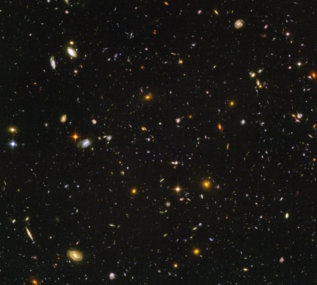 　非常に遠くにある最古の銀河の写真。この中には、128億光年の距離にある銀河が含まれている。2007年にハッブルウルトラディープフィールドの観測と、Spitzer望遠鏡によって撮影された。