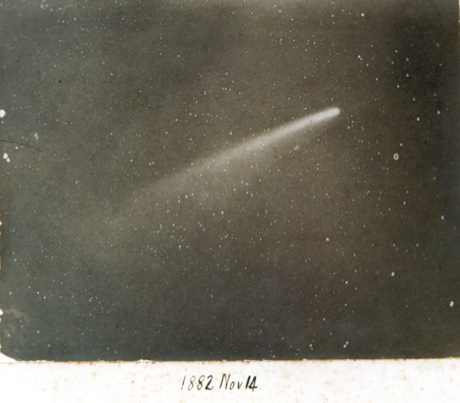 　David Gillが1882年11月14日に撮影した、「1882年の大彗星」の写真。南アフリカの喜望峰にある王立天文台から撮影した。