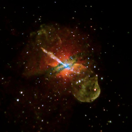 　ケンタウルス座Aという銀河にある超大質量ブラックホールから、ジェットが反対方向に吹き出している。2008年にChandra宇宙望遠鏡が撮影。