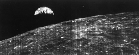 　Lunar Orbiter 1が撮影した、月から見た地球の初めての画像。この探査機は、月面の中でも地球から見えない部分の上空を飛行し、将来の有人月探査ミッションの着陸地点を探した。1966年8月23日撮影。