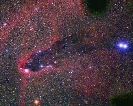 　名前のついていないさそり座の暗黒星雲。オーストラリアン天文台で2000年から2010年の間に撮影した。