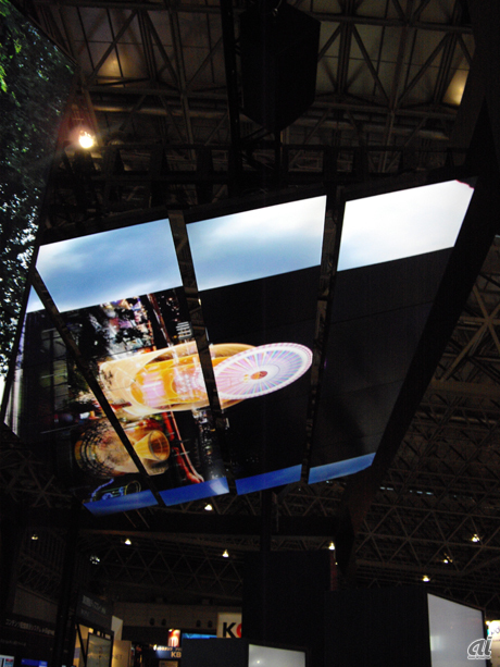　シャープブースでは、大画面を中心に数多くのデジタルサイネージを出品。写真は天井スクリーン。