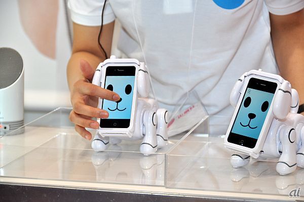 iPhone/iPod touchに専用アプリをダウンロードして楽しむ次世代ペットロボット「スマートペット」。6月16日発売予定で価格はオープン。