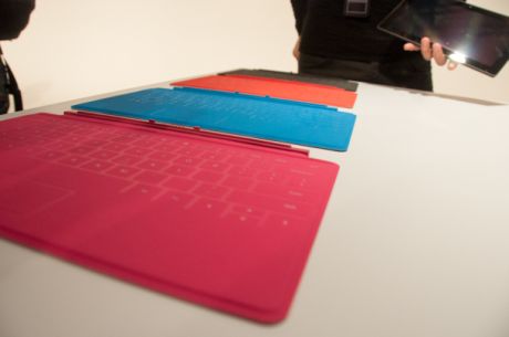  Touch Coverは、提供予定となっている磁石で取り付け可能な2種類のカバーのうちの1つ。