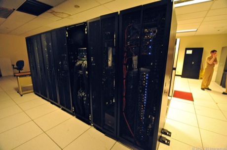 　カリフォルニア州モントレーにあるFleet Numericalの非機密扱いのデータセンターで、スーパーコンピュータラックの列を後ろから撮影した写真。