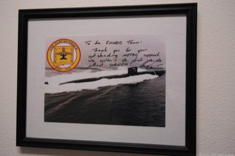 　「USS Albuquerque」の指揮官がメッセージを書き込んだこの写真も、作戦遂行中の米海軍潜水艦の乗組員がFleet Numericalの作業に対して抱く感謝の気持ちを映し出している。「FNMOCのチームへ。METOC（気象および海洋学）に関する素晴らしいサポートに感謝する。SUBWEAXなしに、われわれが任務を遂行することは不可能だった」と書かれている。