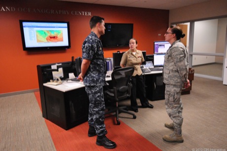 　Fleet Numericalは米海軍の施設だが、いくつかの作戦の分野では米空軍とも連携する。つまり、空軍も同施設に人員を配置しており、写真にあるように、通常の勤務シフト中に海軍と空軍の人員が話し合う。