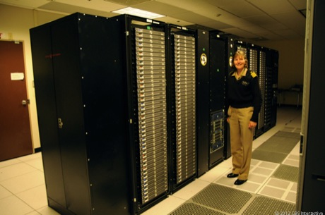 　この写真で、同施設の非機密扱いのスーパーコンピューティングシステムが収められたラックの前に立っているのは、Fleet Numericalの指揮官であるErika Sauer大佐だ。Fleet Numericalの任務には非機密、機密、最高機密の3種類があり、それぞれのカテゴリに専用のスーパーコンピュータが割り当てられている。