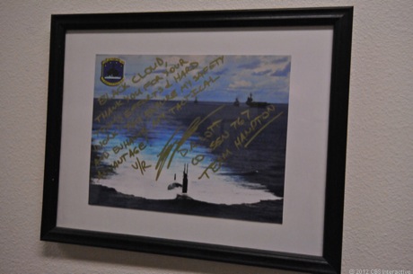 　Fleet Numericalの施設内にある通路の壁には、署名入りの写真が多数掛けられている。それらの写真には、同センターで行われている作業に対して示された、多数の潜水艦および艦船司令官による感謝の気持ちが反映されている。この写真には、米海軍の潜水艦「USS Hampton」の指揮官からの言葉が添えられており、「あなたのチームの尽力に感謝する。あなたのおかげで、わたしは安全を確保しながら、戦術的優位を得ることができる」と書き込まれている。