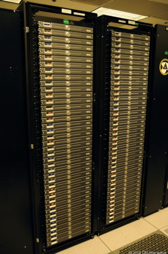　Fleet Numericalのデータセンターにある非機密扱いのスーパーコンピュータラックの一部を近接撮影した写真。同施設は、コモディティレベルのLinuxマシンのクラスタで構成される高性能コンピューティングを実行している。