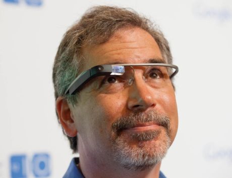 「Google Glass Explorer Edition」を装着する米CNETのRafe Needleman記者。