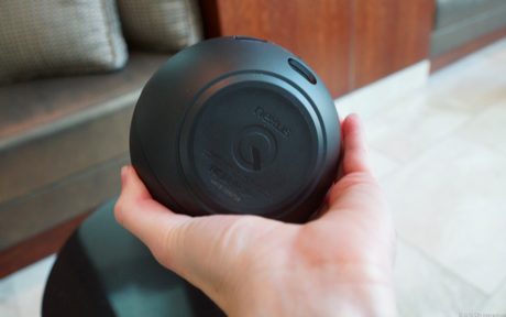 　Nexus Qは重く、少しボウリングのボールのようだ。平らな部分は、テーブルに置いた時に安定しているように感じる。