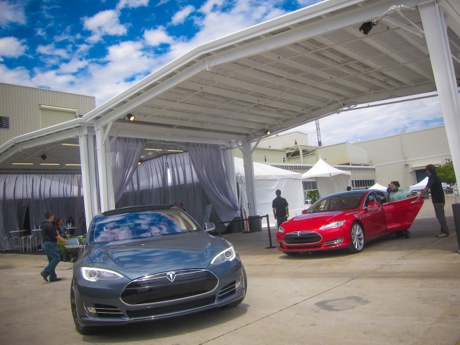 　Tesla Motorsの最初の電気自動車「Model S」はショールームのフロアを降りて顧客の手に渡り、6月下旬から道路を走り始めている。

　Teslaは米国時間6月22日、カリフォルニア州フレモントにある同社工場を公開し、米CNETは、この高級電気セダンを見る機会を得た。
