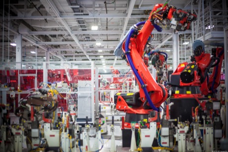 　典型的な自動車工場のロボットの多くは、1つ（あるいは2つ）の作業のみを行う。Teslaの自動車工場のロボットは最大5種類の作業を行うことが可能で、これが効率性と柔軟性を高めている。