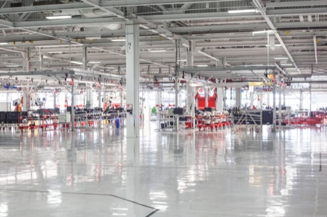 　Teslaの工場の内部。