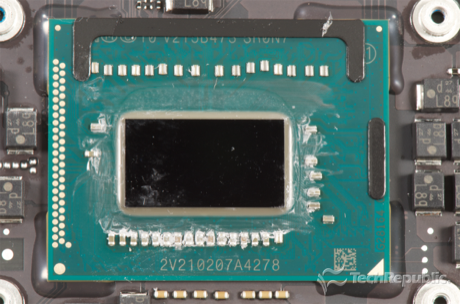 　1.8GHzデュアルコアIntel Core i5プロセッサと、Intel HD Graphics 4000。