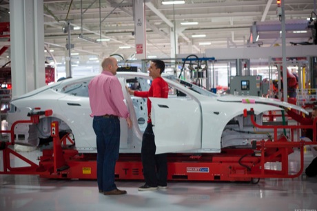 　Teslaによると、5ドアセダンのModel Sはゼロエミッションでありながら、室内の広さとハンドリング性、スタイルで同クラスの最高レベルの自動車に引けを取らないという。Teslaは既に、Model Sの予約を世界で1万件以上受けている。