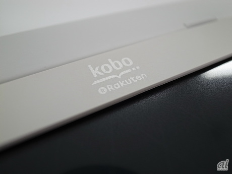 　ディスプレイの上には、Koboと楽天のロゴが印字されている。