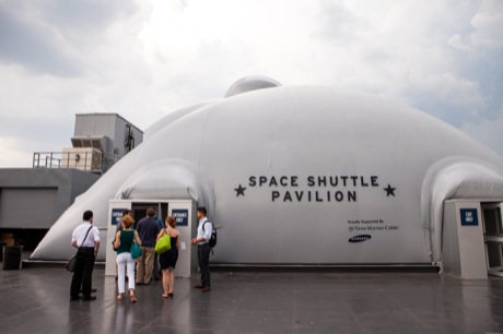 　スペースシャトル展は、Intrepidのデッキ上に設けられており、公道からも目にすることができる。